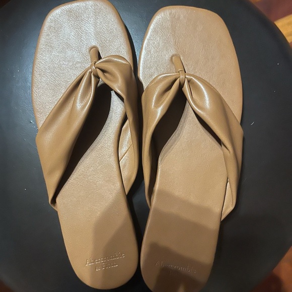 abercrombie and fitch flip flops